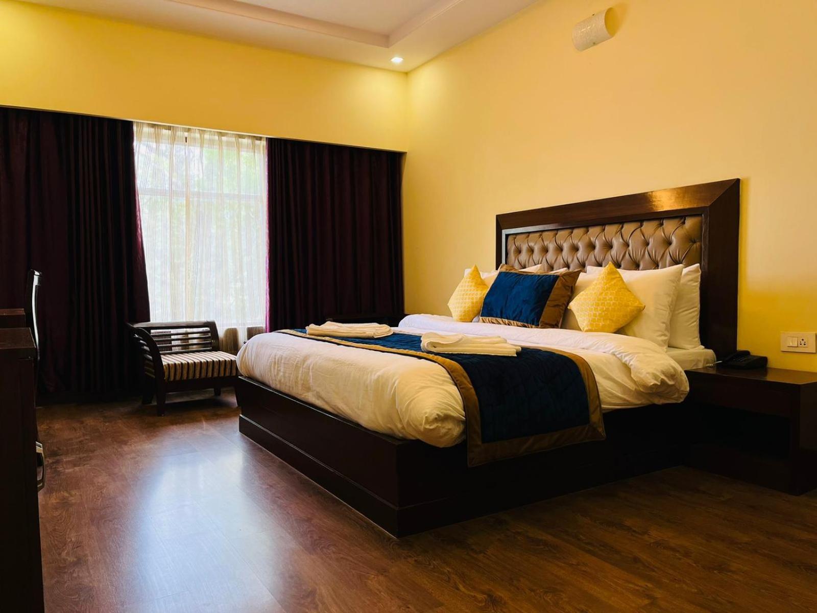 שימלה The Ashoka Inn 300Mts Walkable From Mall Road מראה חיצוני תמונה
