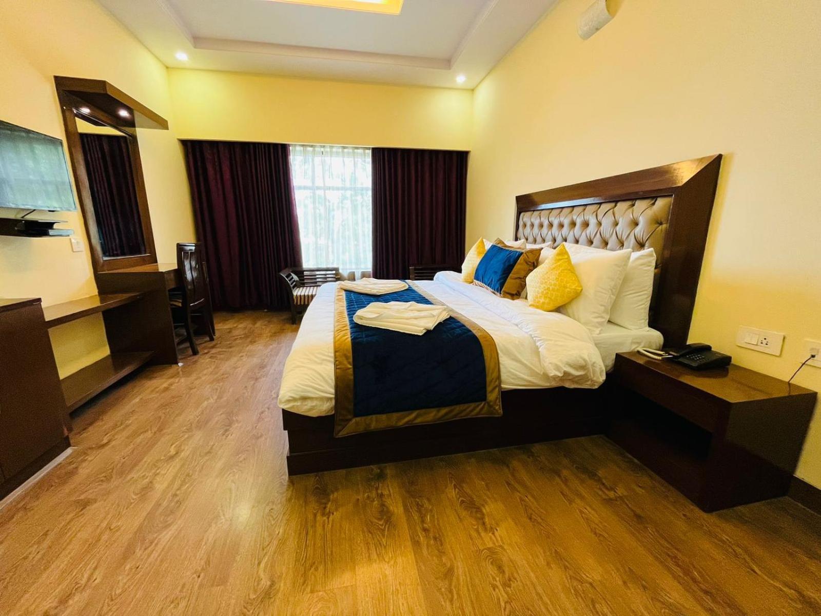 שימלה The Ashoka Inn 300Mts Walkable From Mall Road מראה חיצוני תמונה